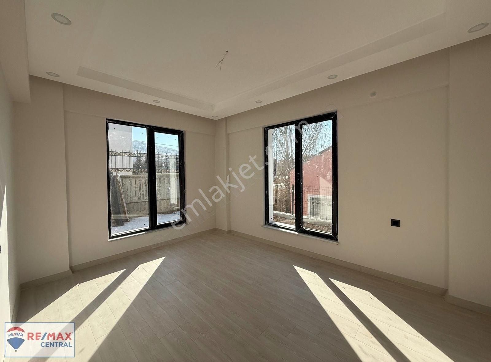 Sivas Sivas Merkez Satılık Villa Remax Central'dan Celal Ka. Cad. Üzerinde Satılık Lüx 4+1 Villa