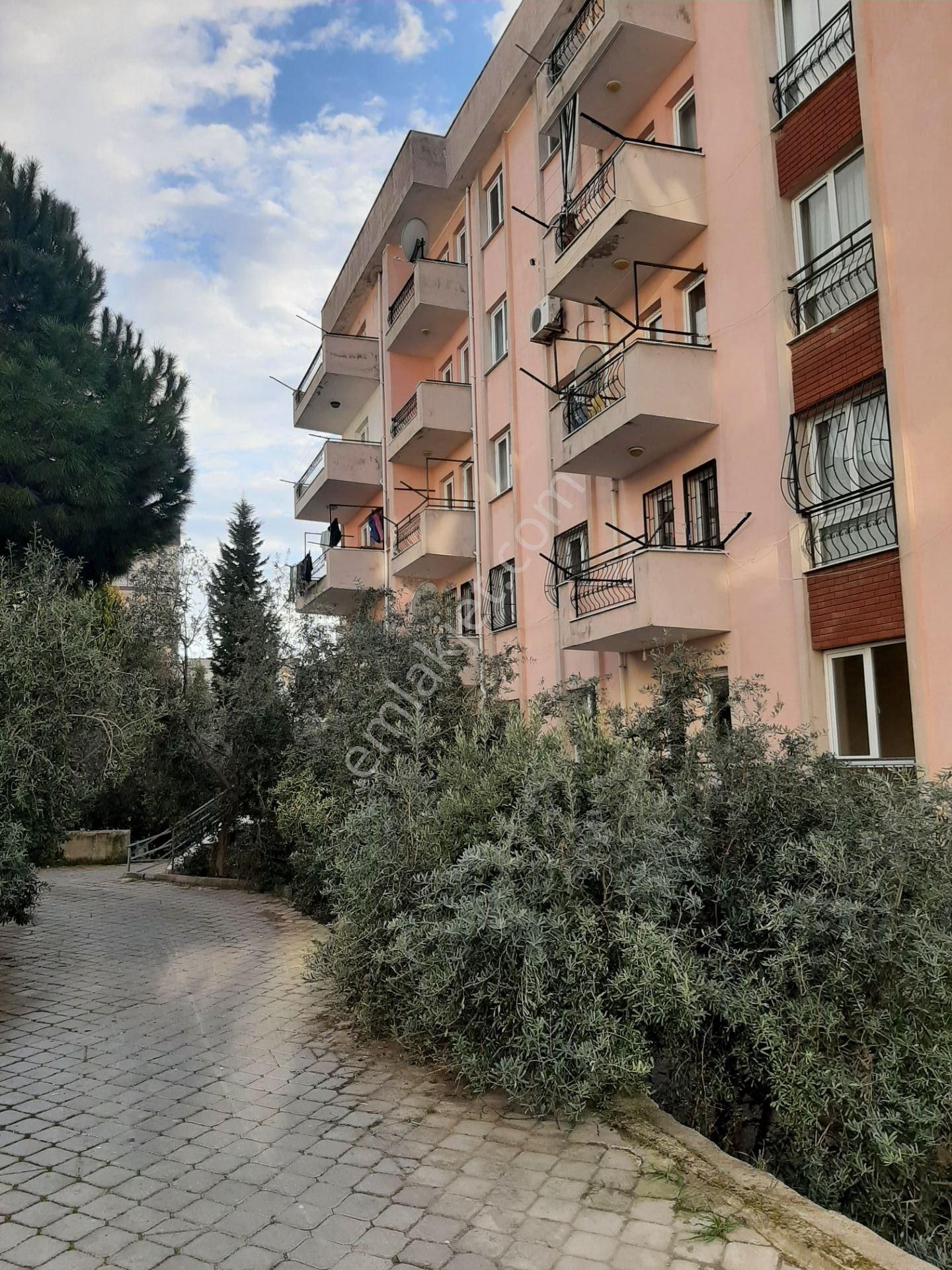 Kuşadası Hacıfeyzullah Satılık Daire Kuşadası Hacıfeyzullah Mahallesi Satılık 2+1 Bahçe Katı