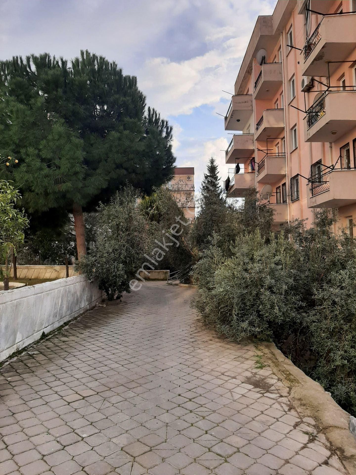 Kuşadası Hacıfeyzullah Mahallesi Satılık 2+1 Bahçe Katı