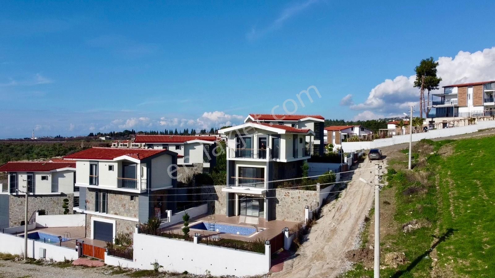 Aydın Kuşadası Satılık Villa Kuşadası'nda Müstakil Özel Havuzlu 3+2 Tripleks Villa