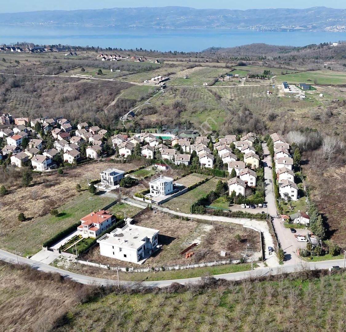 Sapanca Hacımercan Satılık Konut İmarlı Mavi'den Sapanca Hacımercan'da 1670 M² 3 Cepheli Köşe Arsa