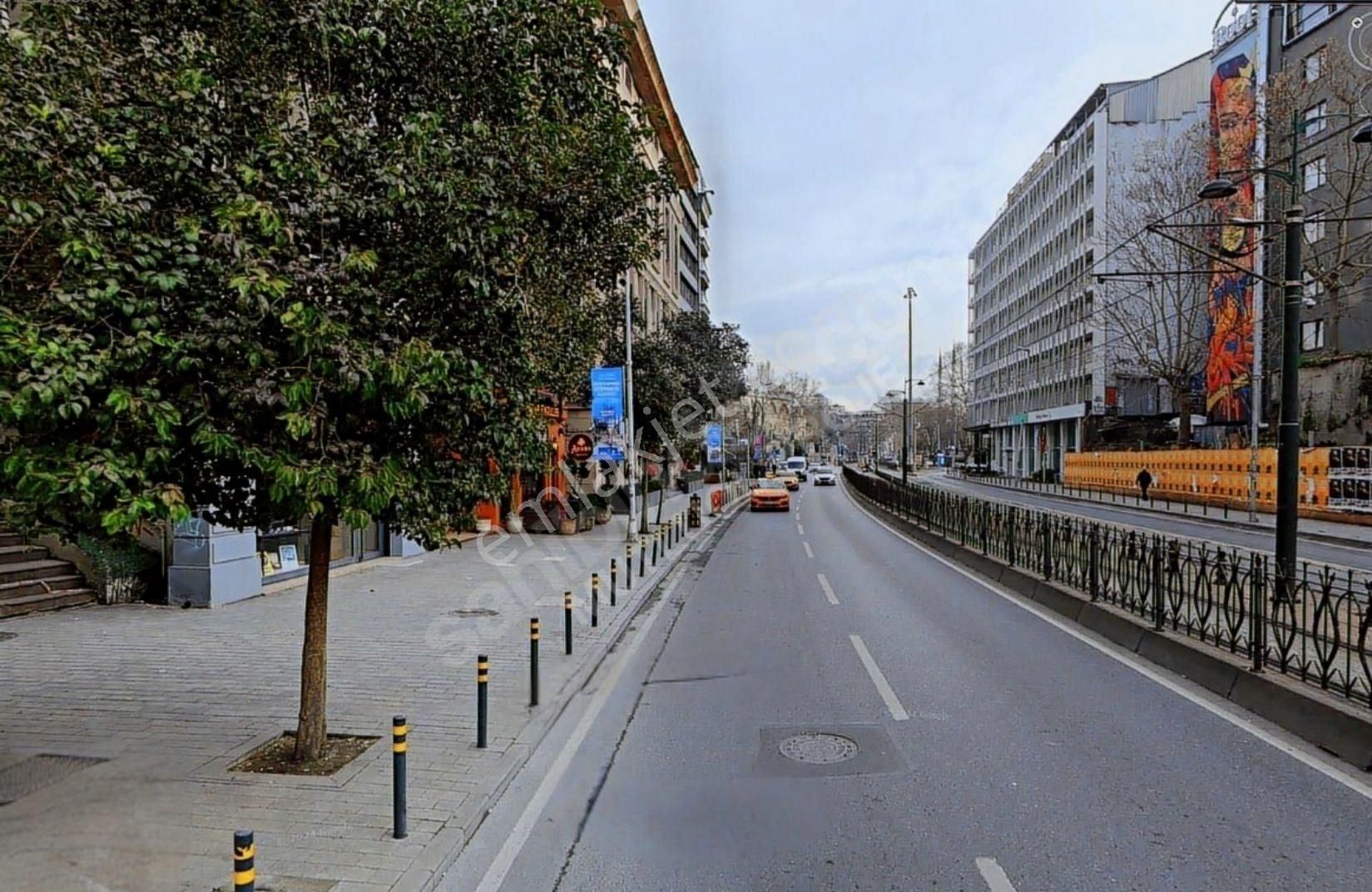 Beyoğlu Müeyyetzade Satılık Bina Karaköy 'de Satılık Turizm İmarlı Otel Binası