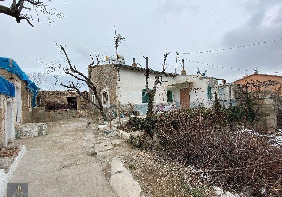 Niğde Merkez Yeşilburç Köyü Satılık Konut İmarlı Niğde Yeşilburç'ta 635mt2 Üstünde Ev Bulunan Yola Sıfır Fırsat Arsa