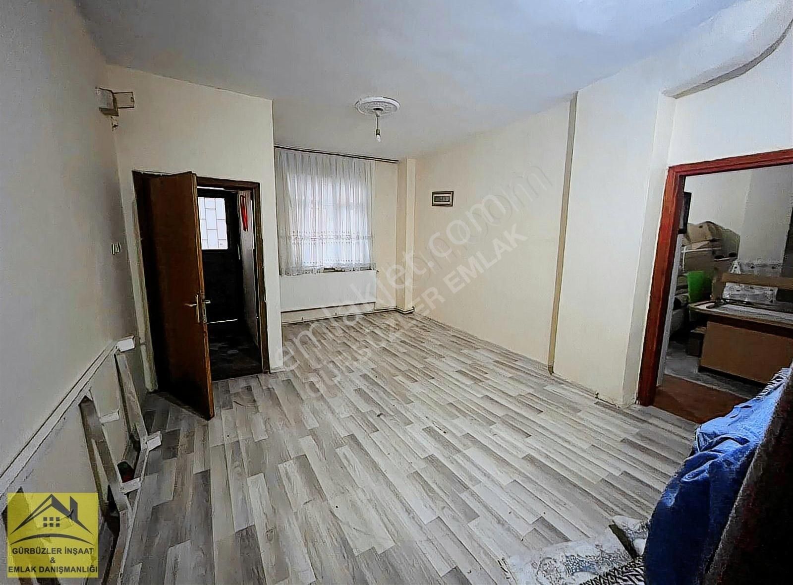 Küçükçekmece Mehmet Akif Satılık Daire M.akif'de Satılık 2+1 95m² 16m ² Hisseli Kombili Giriş Daire