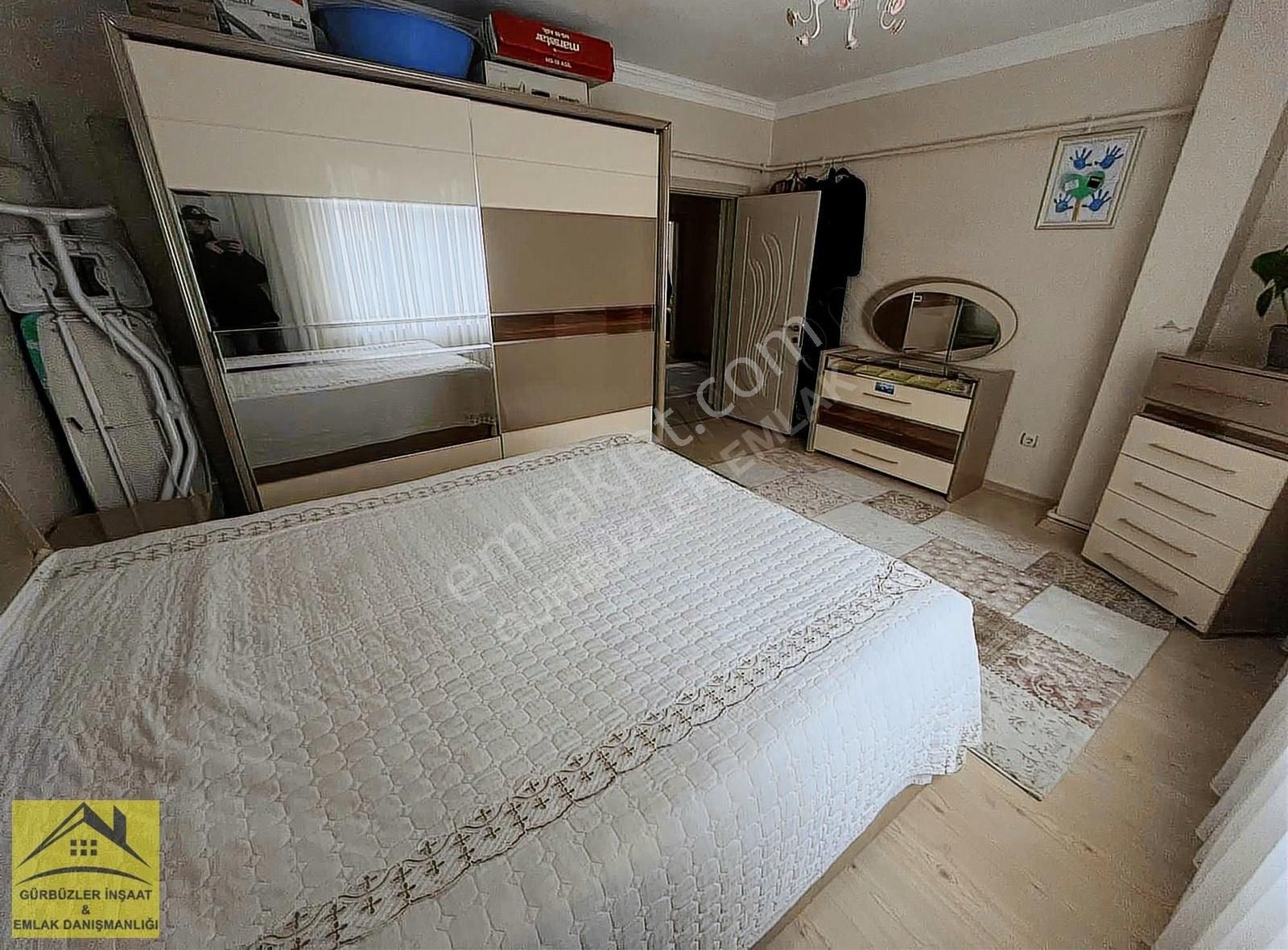 Küçükçekmece Mehmet Akif Satılık Daire M.akif'de 2+1 Güney Cephe 120m² 5 Katlı Binada 27m²hisseli 1.kat