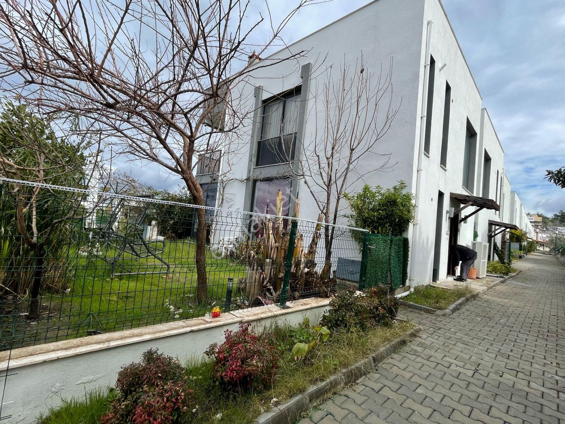 Aydın Kuşadası Deniz Manzaralı Kiralık Villa Karaova'da 3+1 Deniz Manzaralı Müstakil Bahçeli Havuzlu Sitede Eşyalı Kiralık