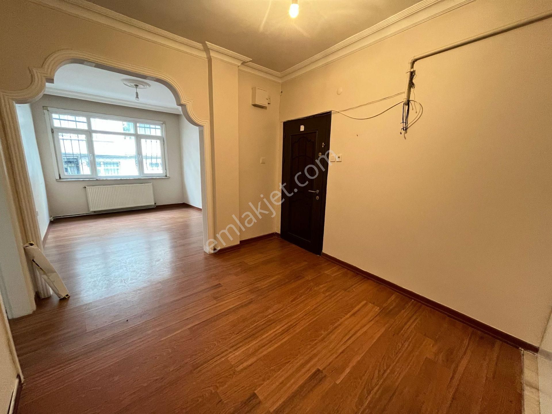 Üsküdar Zeynep Kamil Kiralık Daire Parlak'tan Merkez^e Yakın 2+1 İçi Temiz Bakımlı Ara Kat Daire**