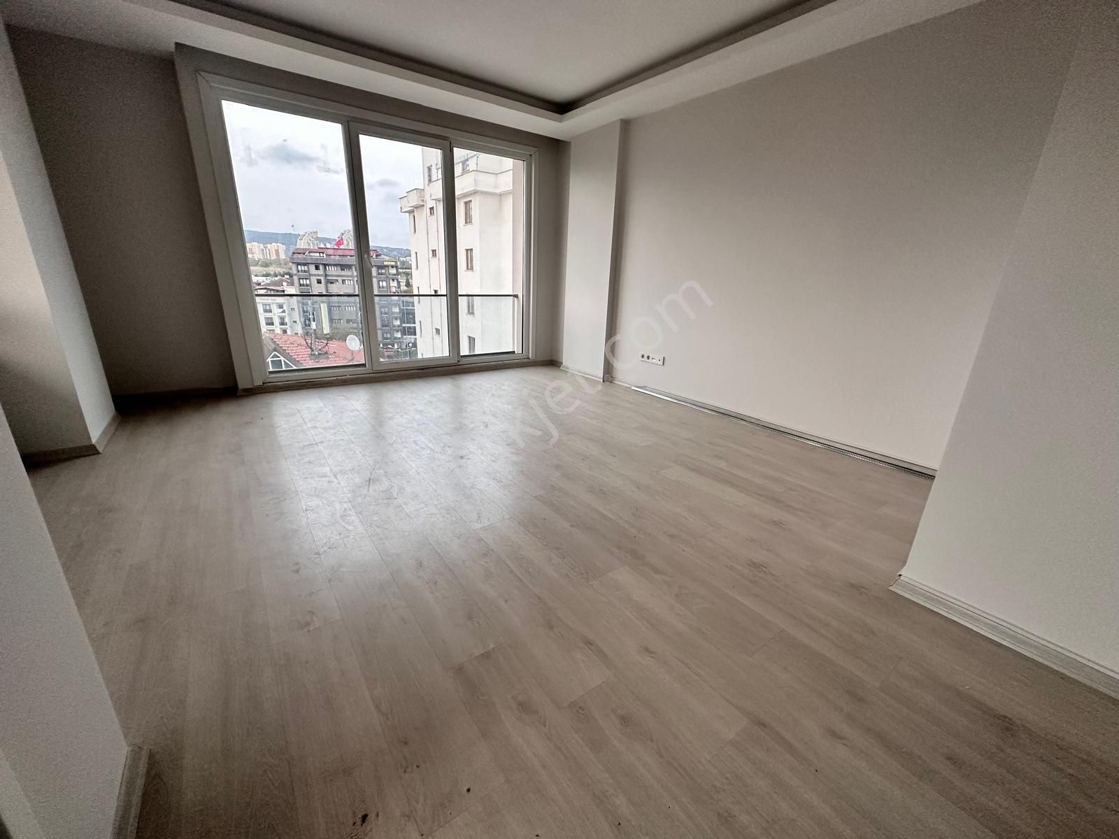 Kartal Esentepe Satılık Daire Çanakkale Caddesi Üzerinde 70 M² 2+1 Daire