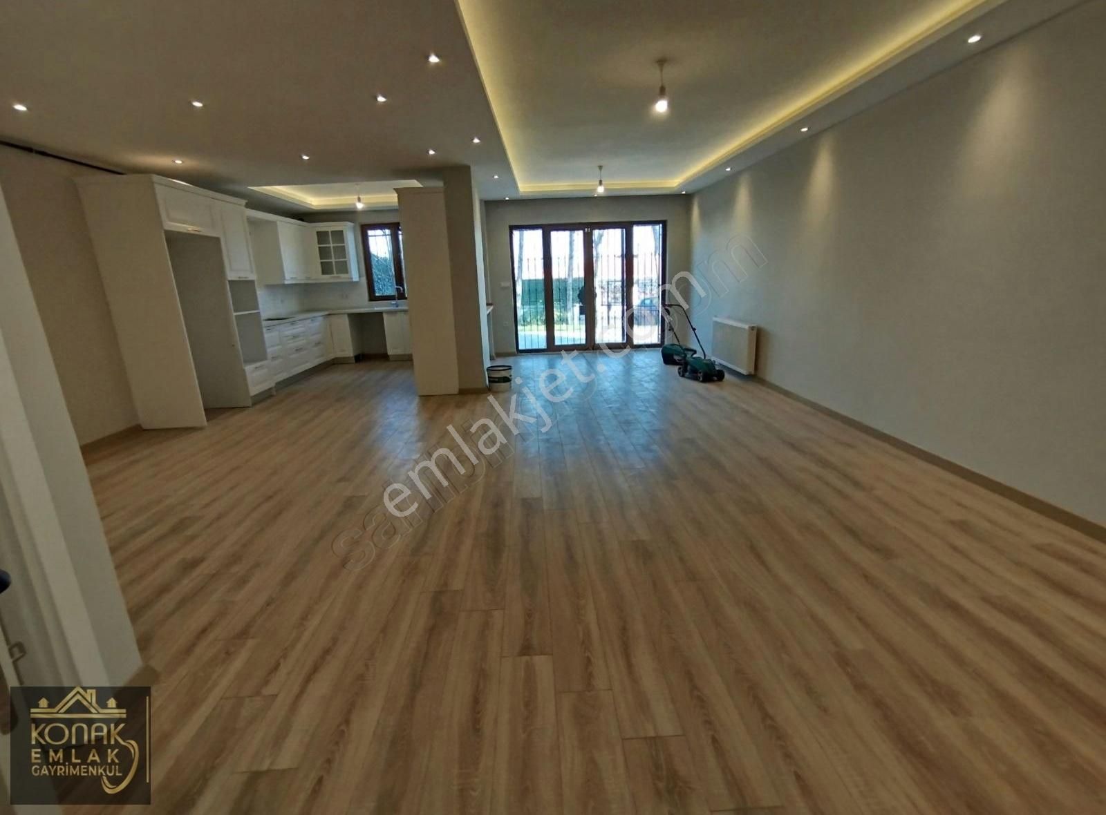 Bahcesehir Boğazkoyde Büyük Bahceli Satılık Köşe Villa - Görsel 3