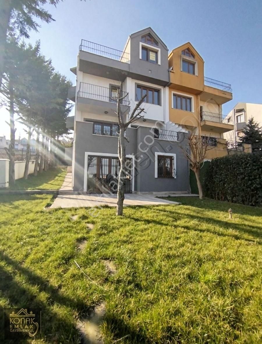 Bahcesehir Boğazkoyde Büyük Bahceli Satılık Köşe Villa - Görsel 2