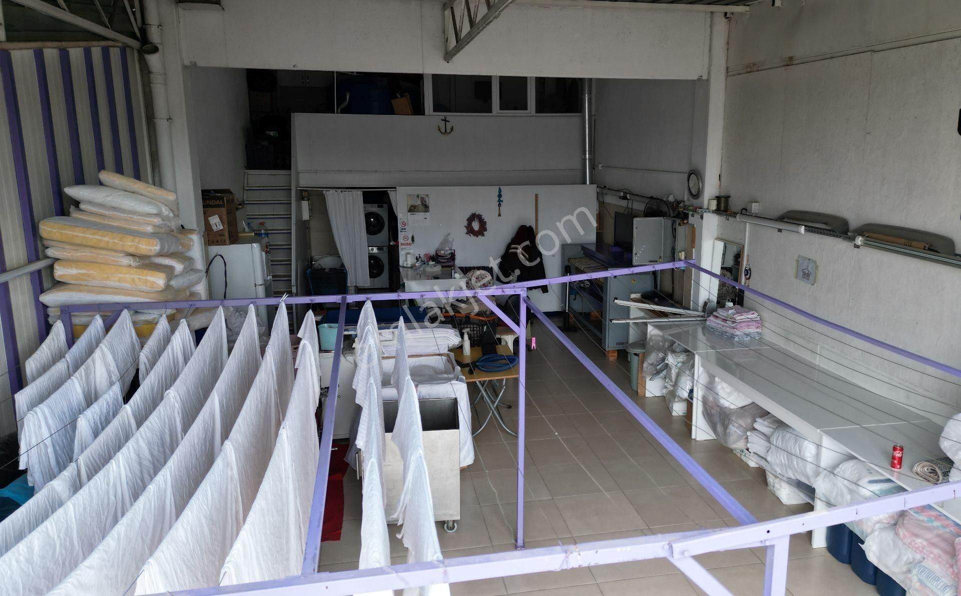 Ayvalık , Sanayii Bölgesinde Satılık Dükkan