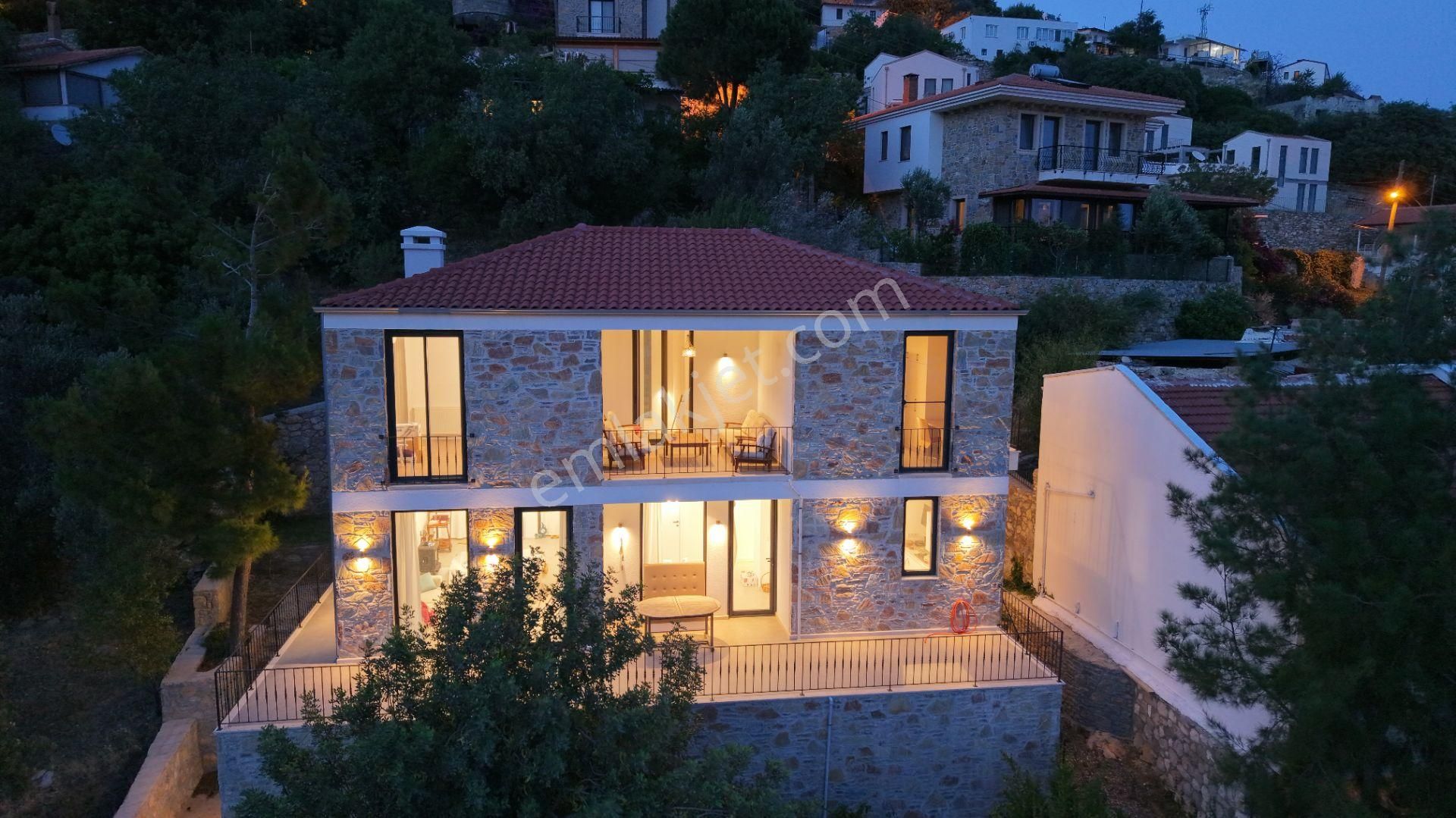 Datça Emecik'te Deniz Manzaralı 390m² Tam Müstakil 4+1 Taş Villa