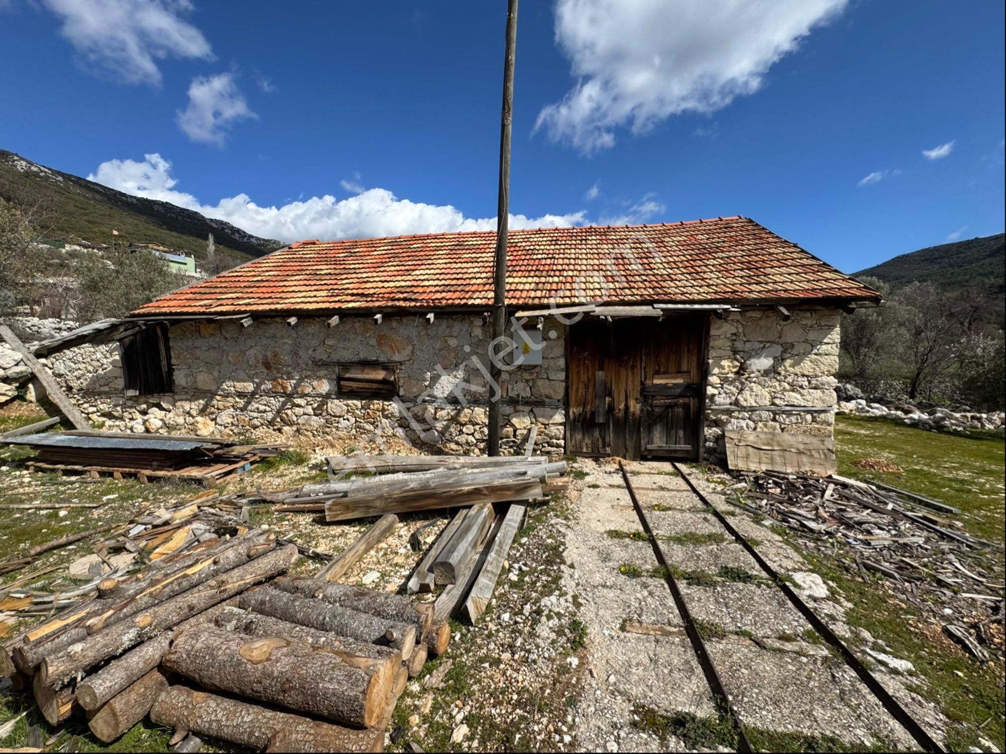 Kaş Hacıoğlan Satılık Tarla Kaş Hacıoğlan Köyünde İçinde Yapı Olan 1711 M2 Satılık Arsa