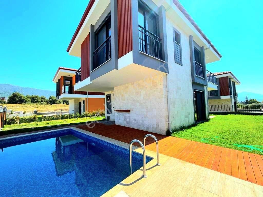 Kuşadası Davutlar Satılık Villa Davutlarda Özel Havuzlu Tek Müstakil Geniş Bahçeli Sıfır Villa