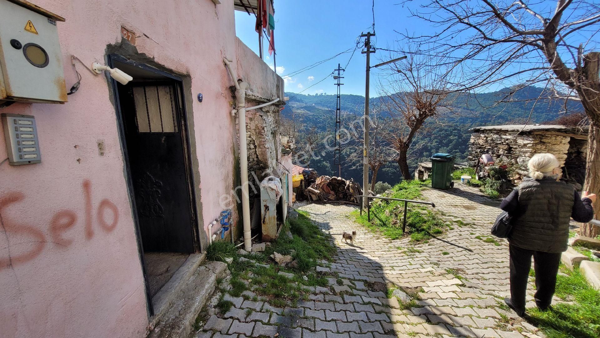 Karabağlar Kavacık Satılık Köy Evi Kavacık'ta Liem'den Satılık Müstakil Ev