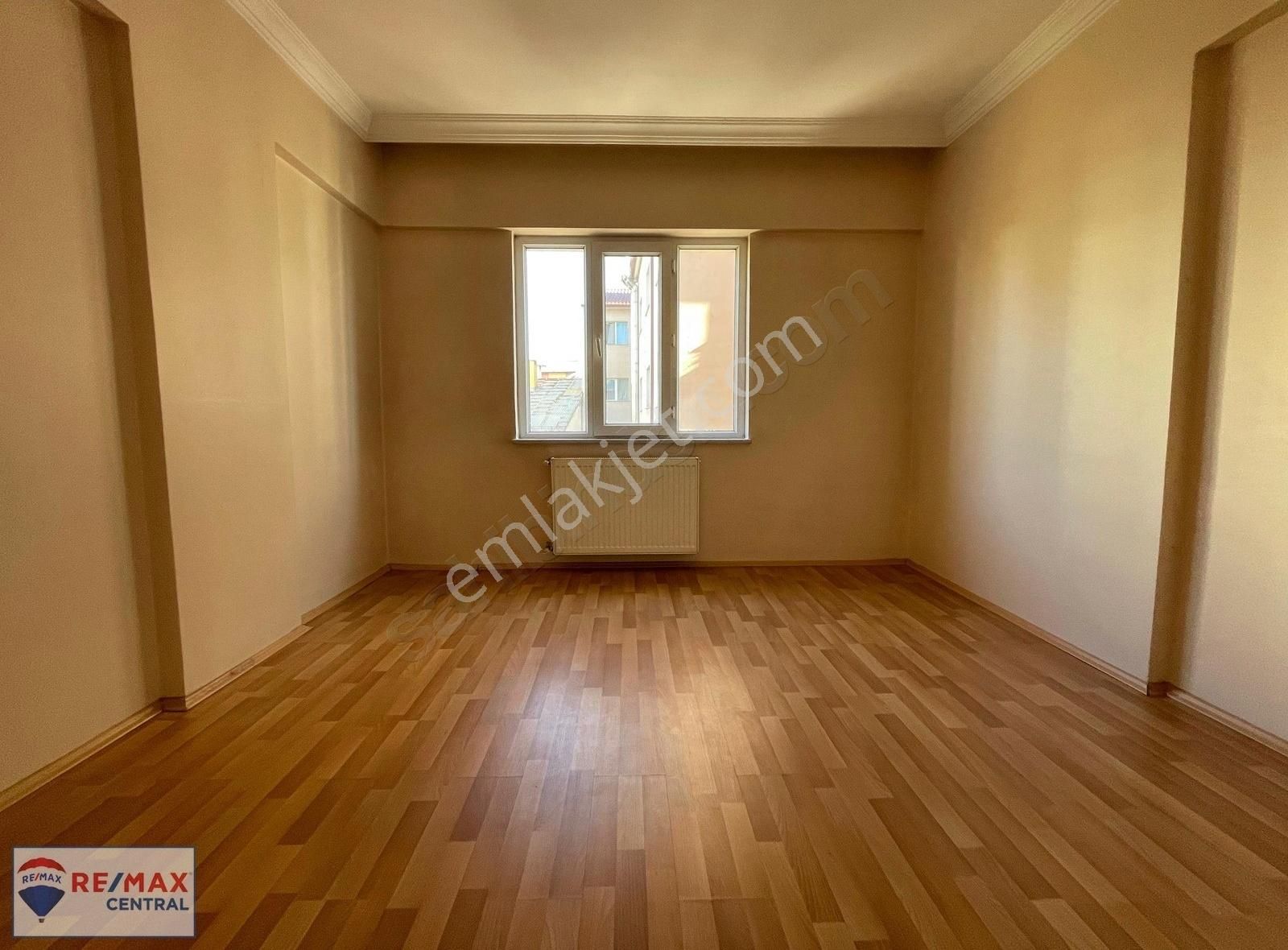 Sivas Merkez Emek Kiralık Daire Remax Central ' Dan Gazi Lisesi Yakını Cadde Üzeri 2+1