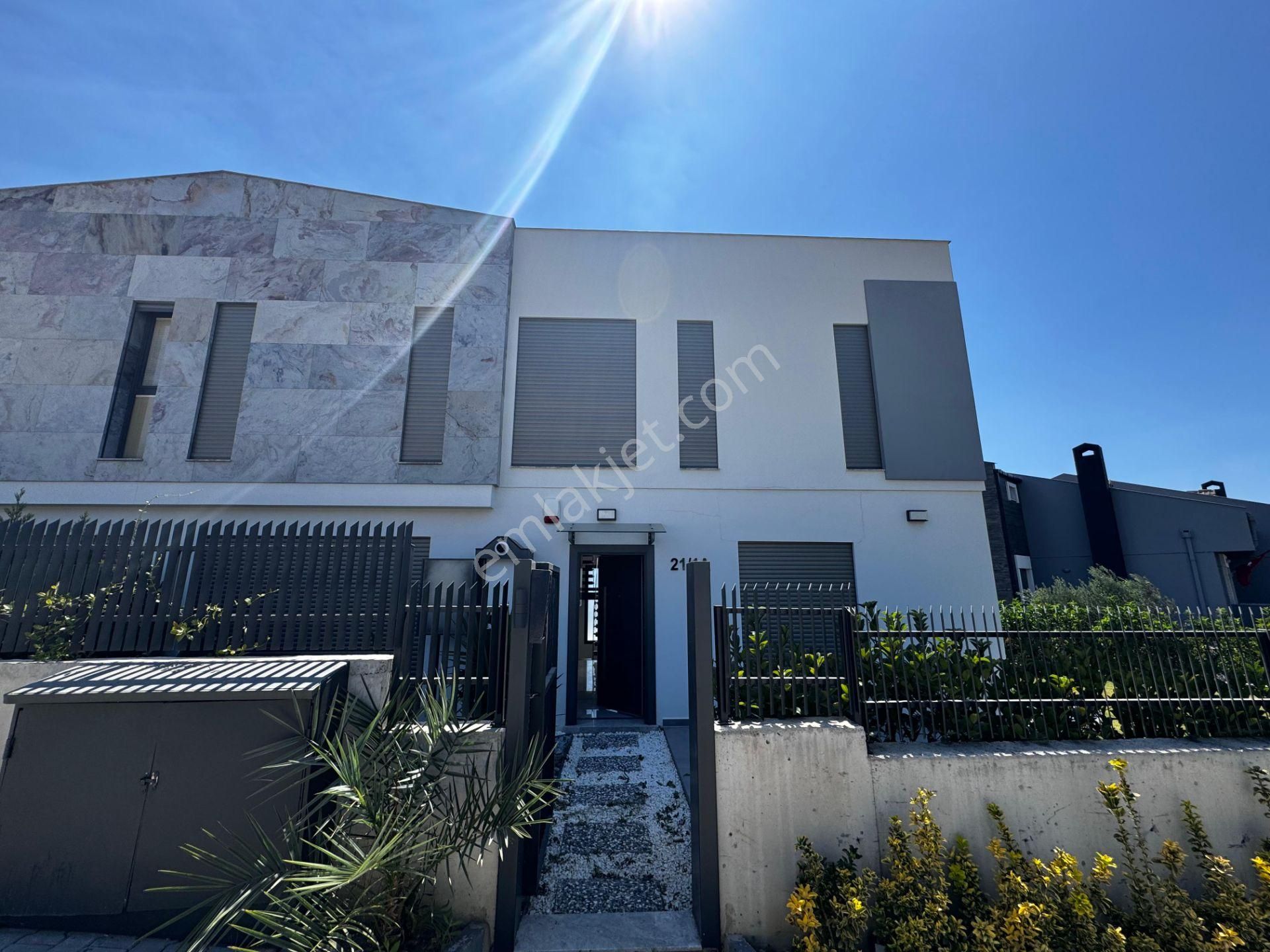 Güzelbahçe'de Kahramandere Macro Yakını Müstakil Havuzlu Villa