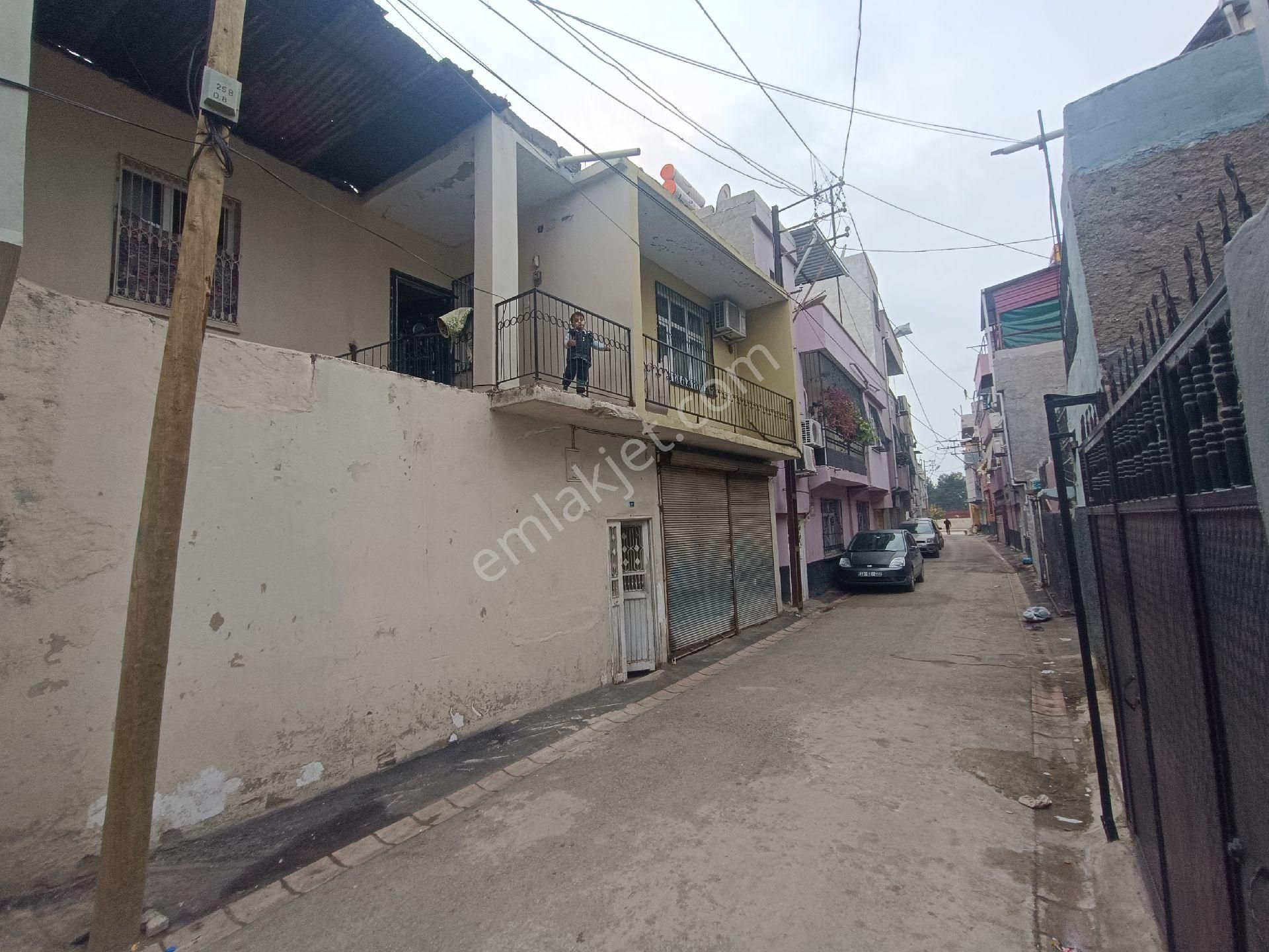 Seyhan Dumlupınar Satılık Müstakil Ev Dumlupınar Mah. Fatih Camii Karşı Arası Teraslı Komple Satılık Müstakil Ev