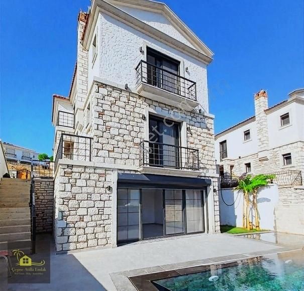 Çeşme Şifne Satılık Villa Çeşme Şifne'de Satılık Müstakil Havuzlu 4+2 Villa Taş Ev