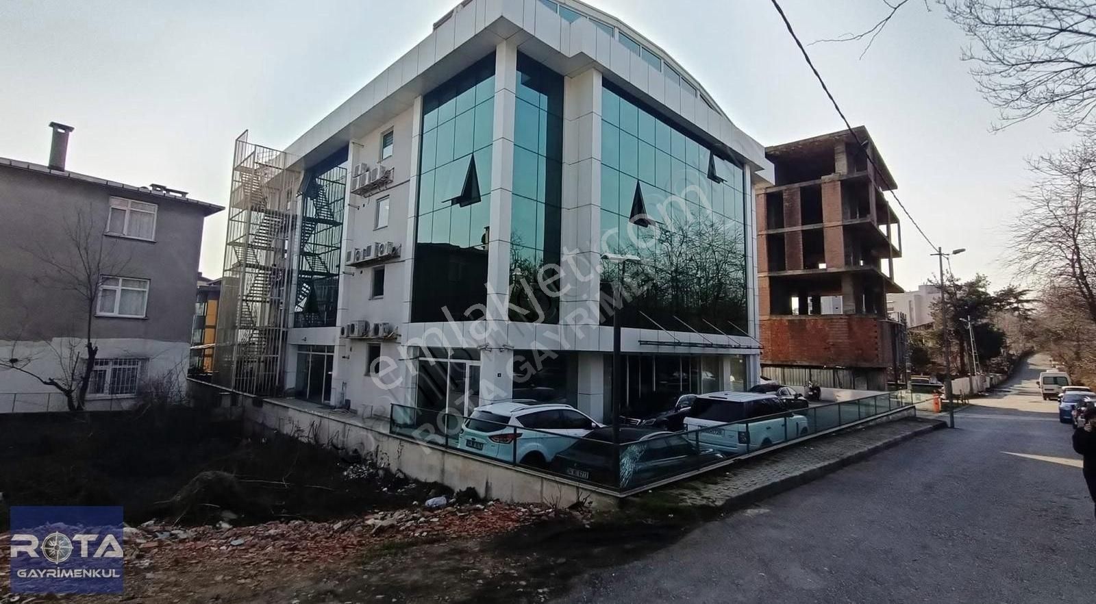 İstanbul Beykoz Kiralık Plaza Katı Rota'dan Kavacık'ta Merkezi Konumda Kdv Ajantajlı 300 M2 Ofis