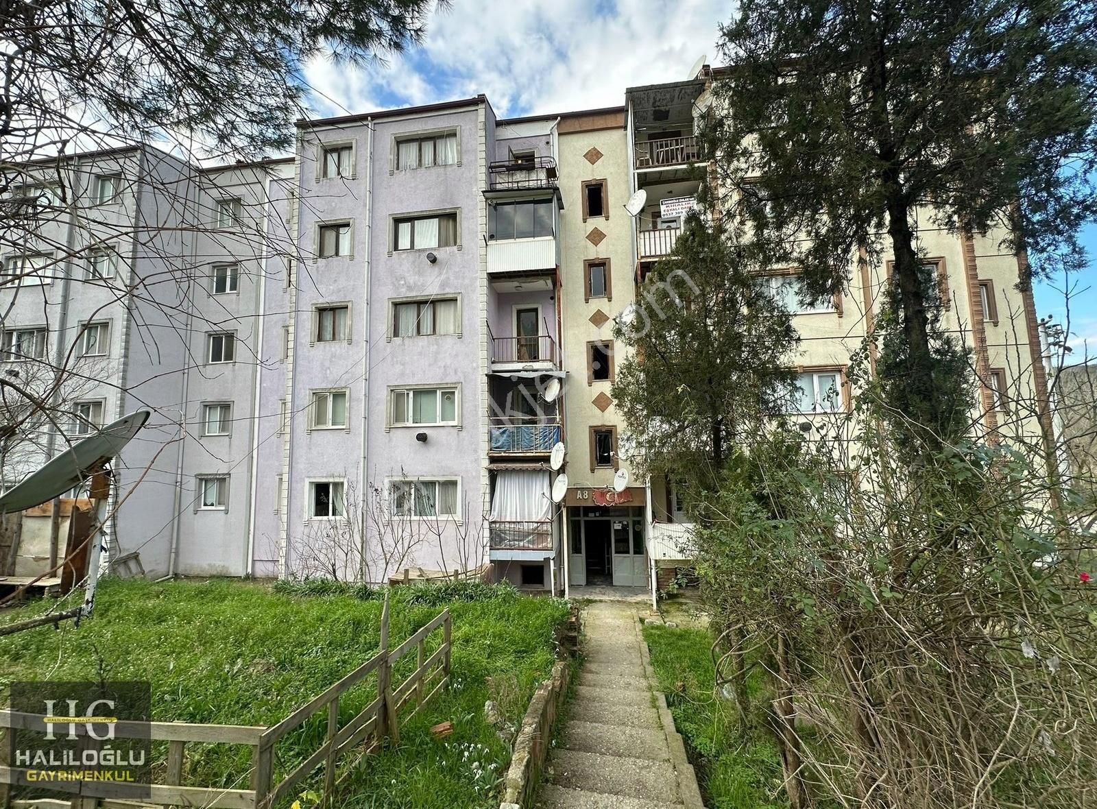 Ferizli İstiklal Satılık Daire Göçmen Blokları 2. Kat Eşyalı Satılık Daire 16.000₺ Kiracılı