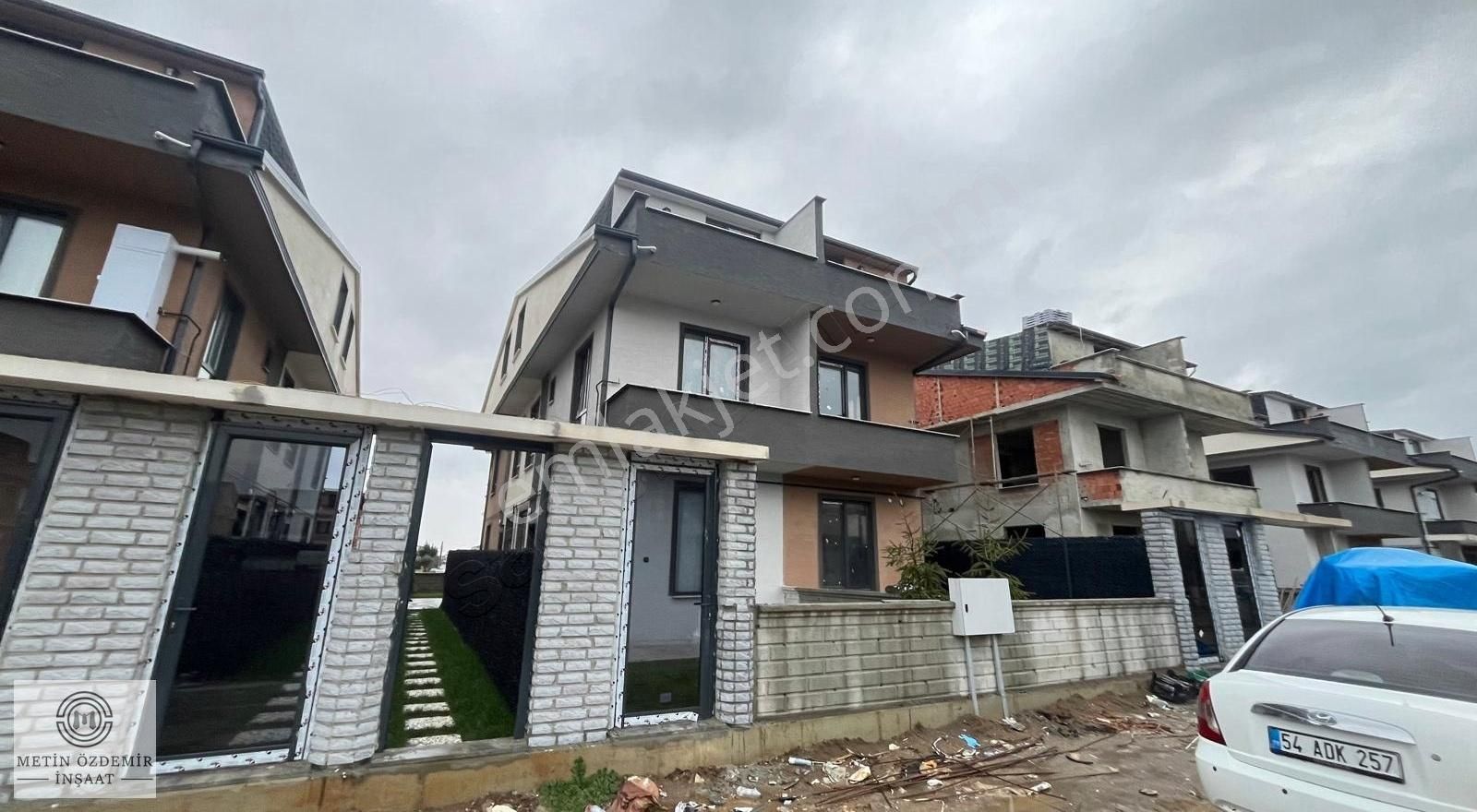 Kocaali'de Yerden Isıtmalı Geniş Bahçeli Mutfak Ayrı 3+1 Villa