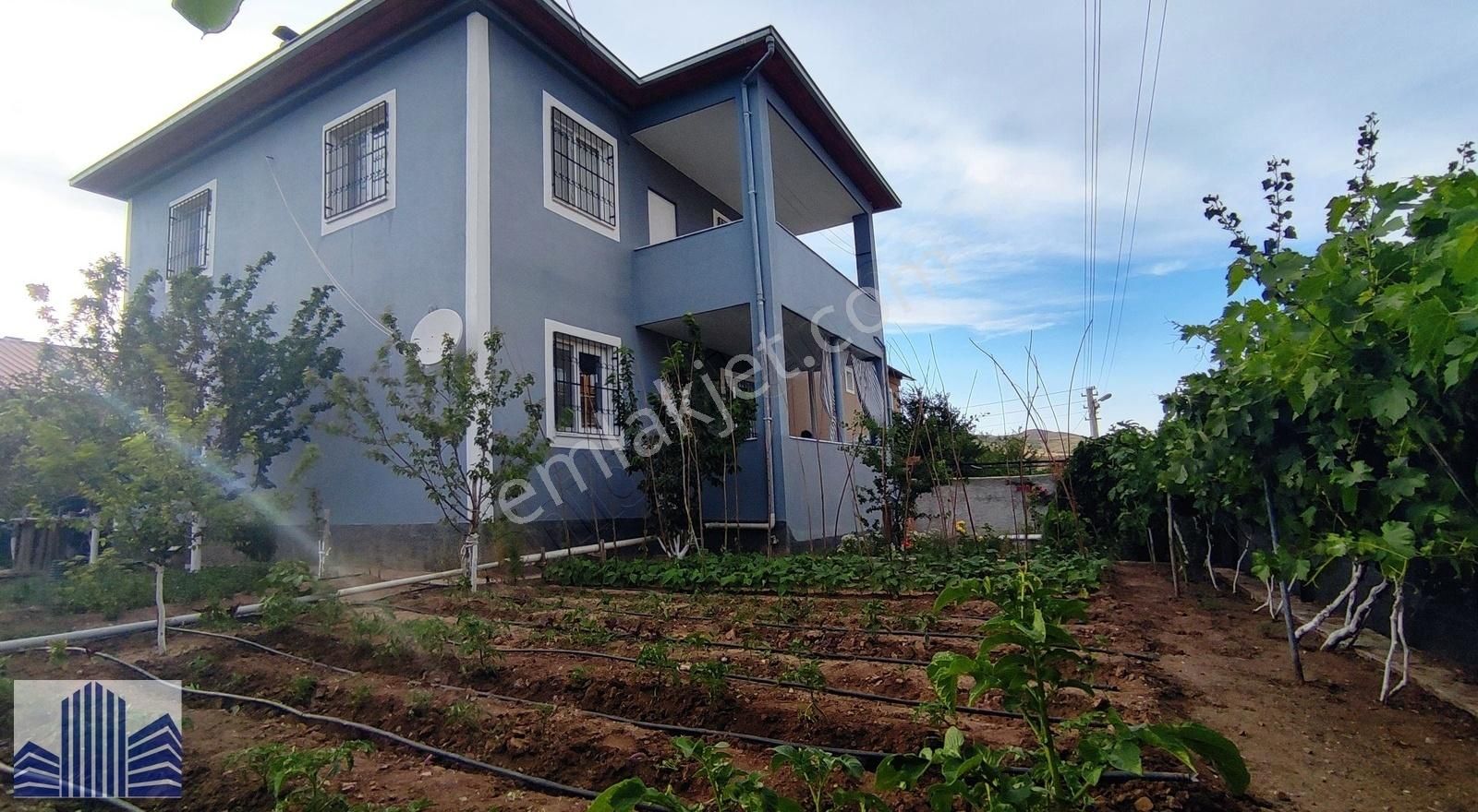 Çamardı Bereketli Satılık Villa Niğde Çamardı 392 M2 Arsa/dubleks/4+1/bahçeli/iskanlı Yayla Evi