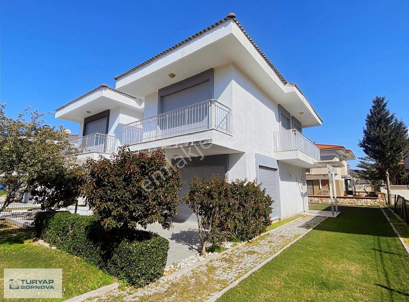 Çeşme Çiftlik Denize Sıfır Satılık Villa Çeşme Çiftlik'te Denize Sıfır Satılık Geniş Bahçeli 3+1 Villa