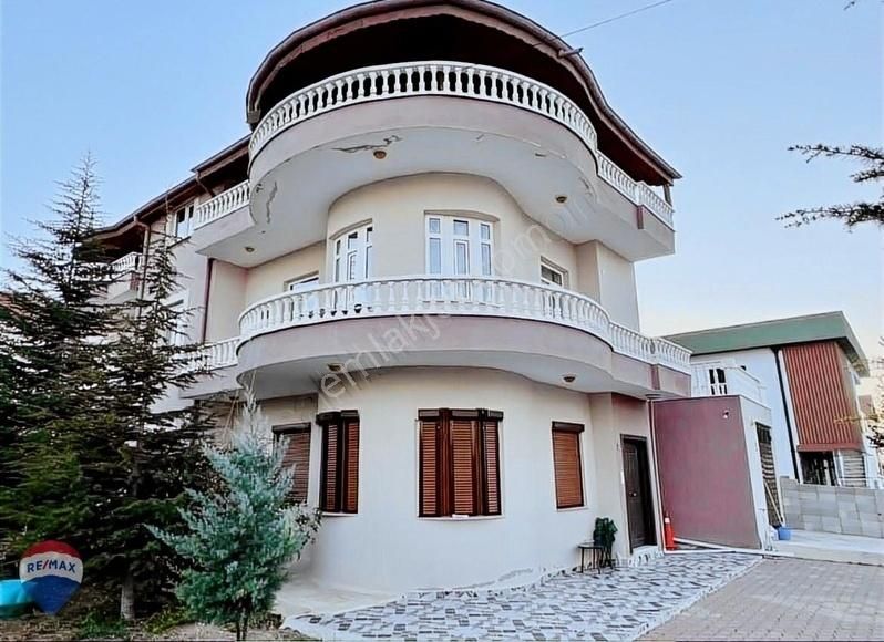 Kozaklı Hoca Ahmet Yesevi Satılık Villa !! Muhteşem Lokasyon 6+2 Fırsat Villası !!