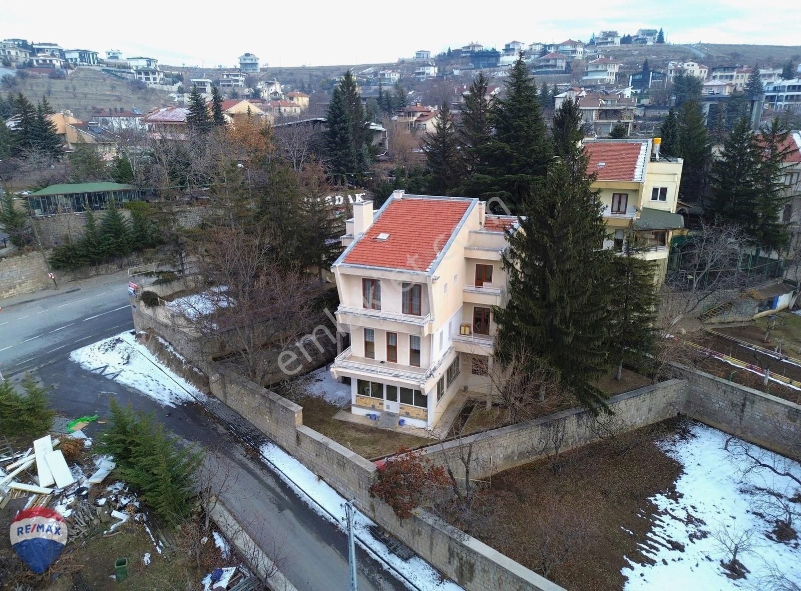 Talas Yukarı Satılık Villa Remax Katılım Yukarı Talas Ana Cadde 5+2 Tripleks Köşebaşı Villa