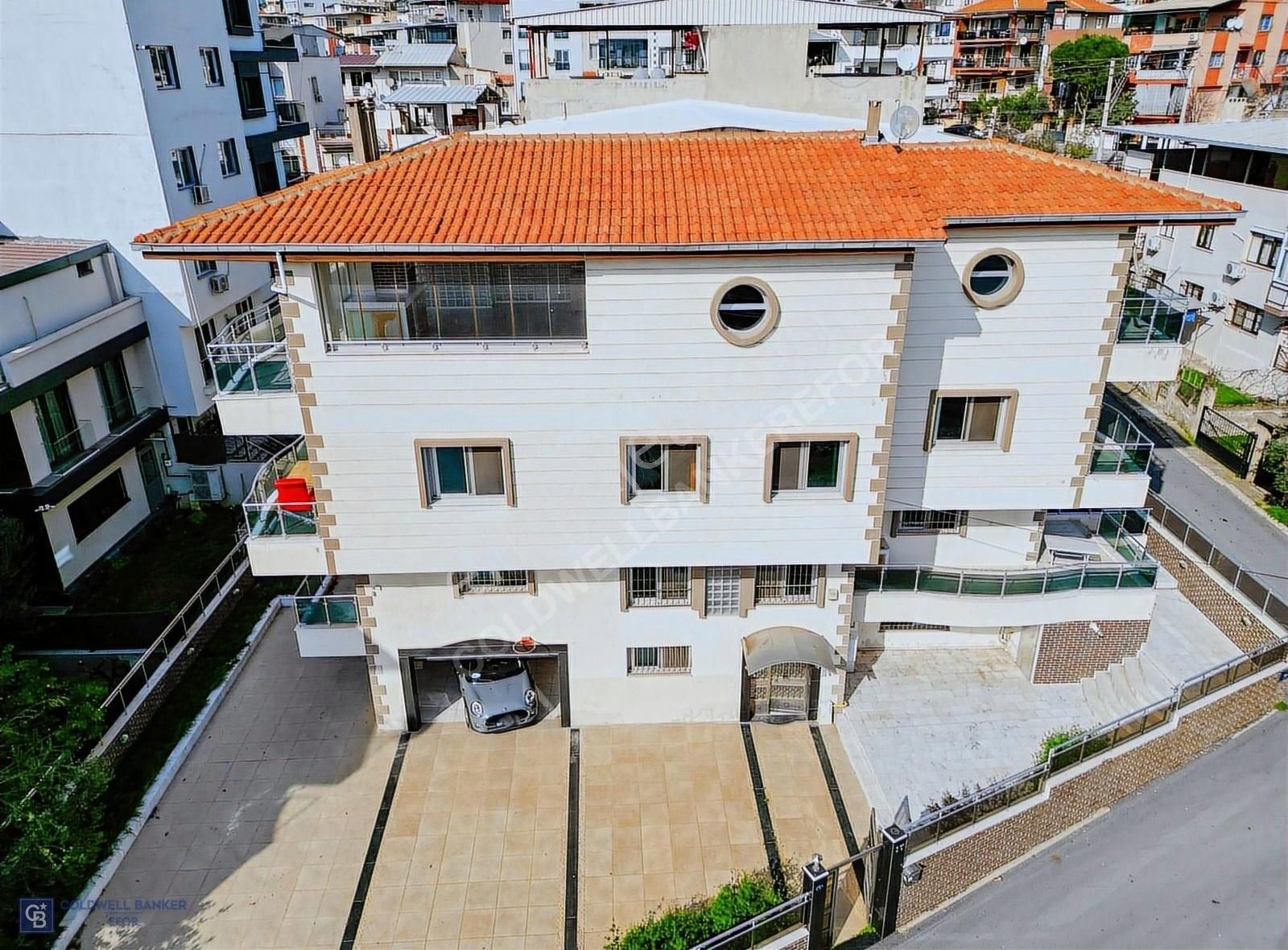 Bornova Atatürk Satılık Villa Bornova'da Satılık 4 Katlı 9+2 Malikane