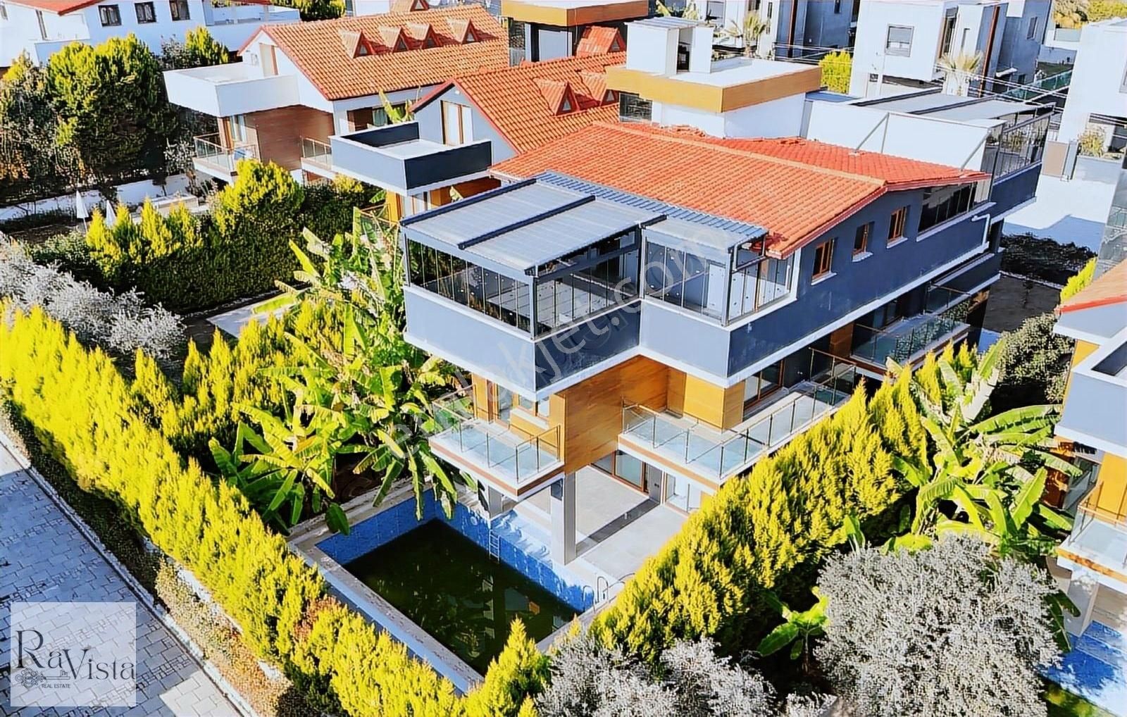 Kuşadası Değirmendere Satılık Villa Kuşadası Alzuharia Villarında 5+2 Satılık Tripleks- Takasa Açık