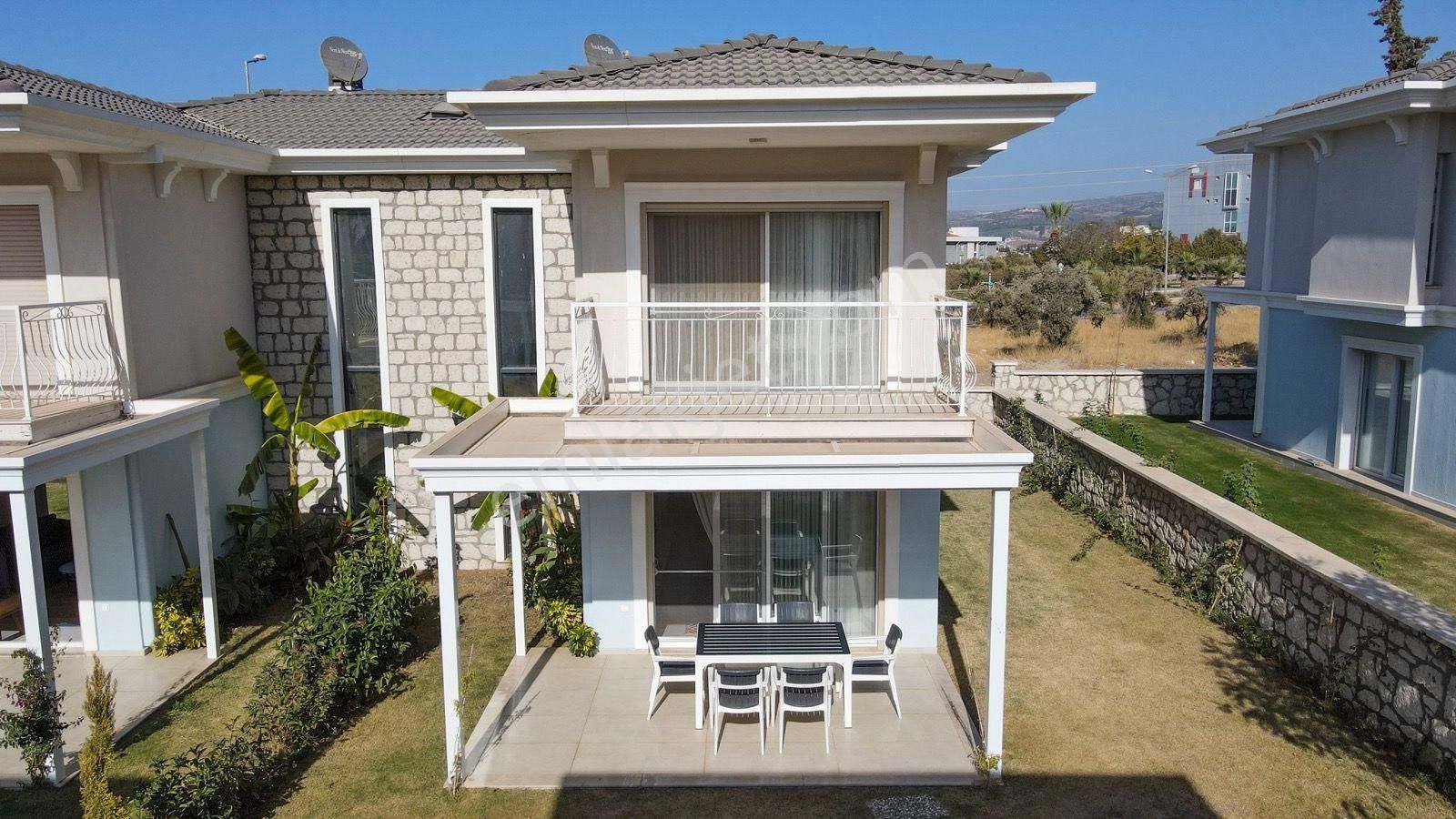 Kuşadası Davutlar Satılık Villa Kuşadası'ında 3+1 Geniş Bahçe Güvenlikli Spor Tesisli Termal Havuzlu Lux Villa