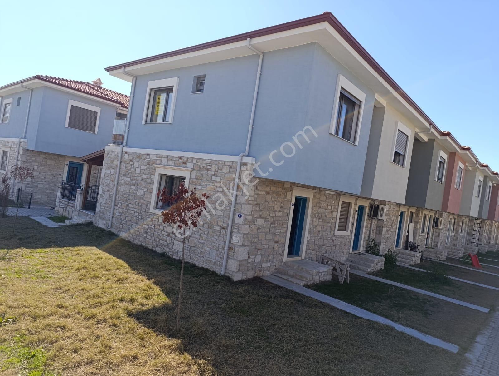 Foça Kazım Dirik Satılık Villa Eski Bağarasında Satılık Bahçeli Köşe Villa