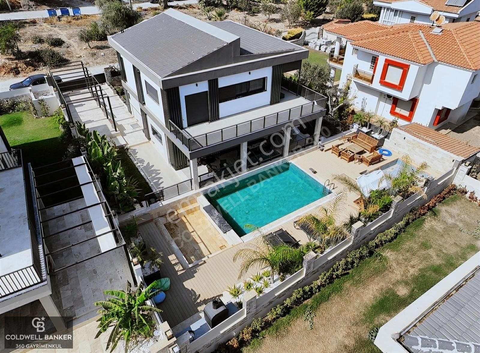 Çeşme Musalla Denize Sıfır Satılık Villa İzmir Çeşme Fenerburnu Musalla Marina Satılık 3 Katlı 9+1 Villa