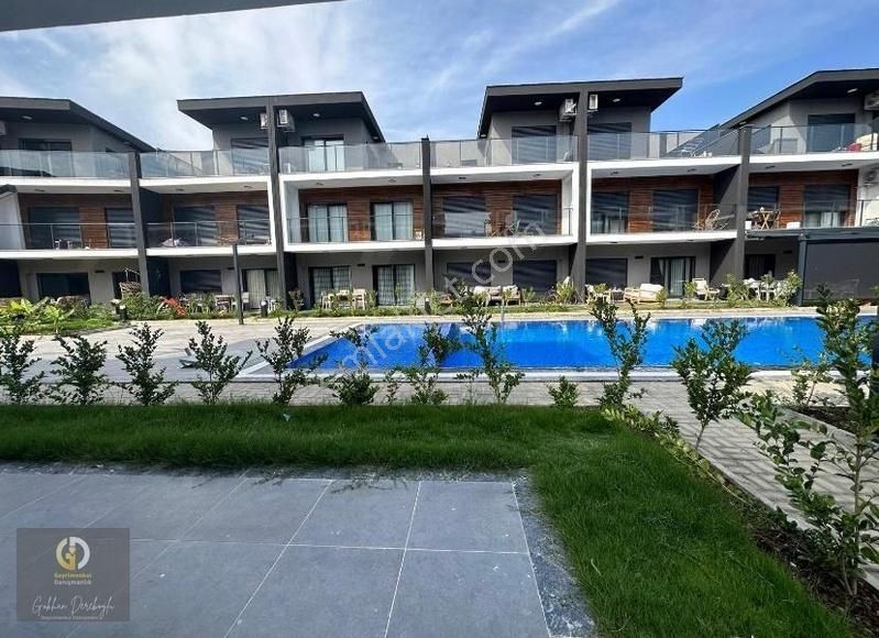 Menemen 85. Yıl Cumhuriyet Satılık Villa Seyrek'te Havuzlu Sitede Villa