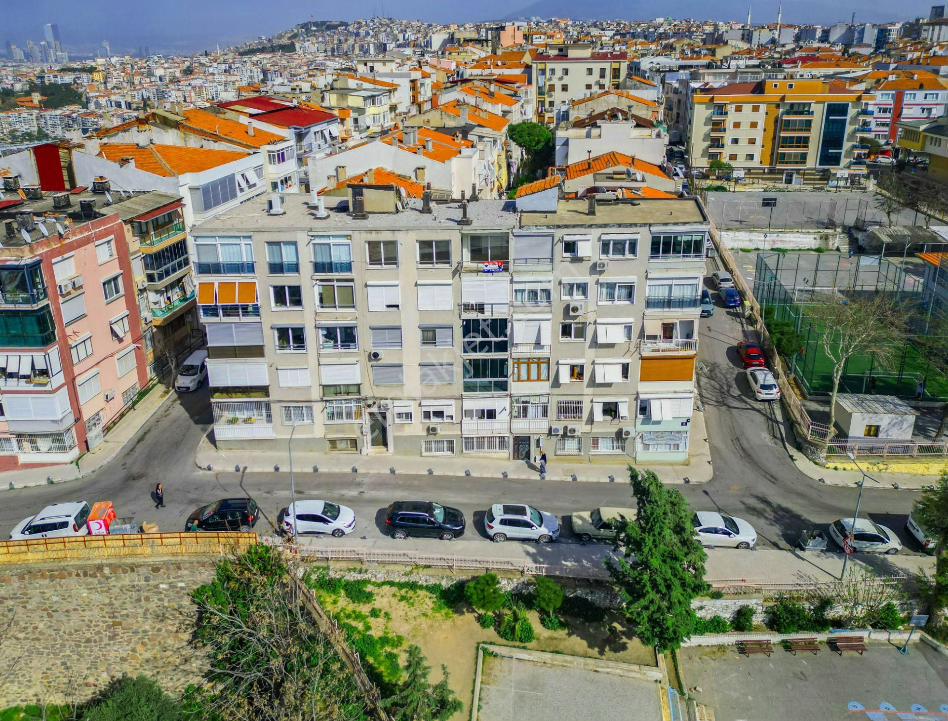 Konak Kemalreis Mahallesinde Satılık Büyük 2+1 Daire !!