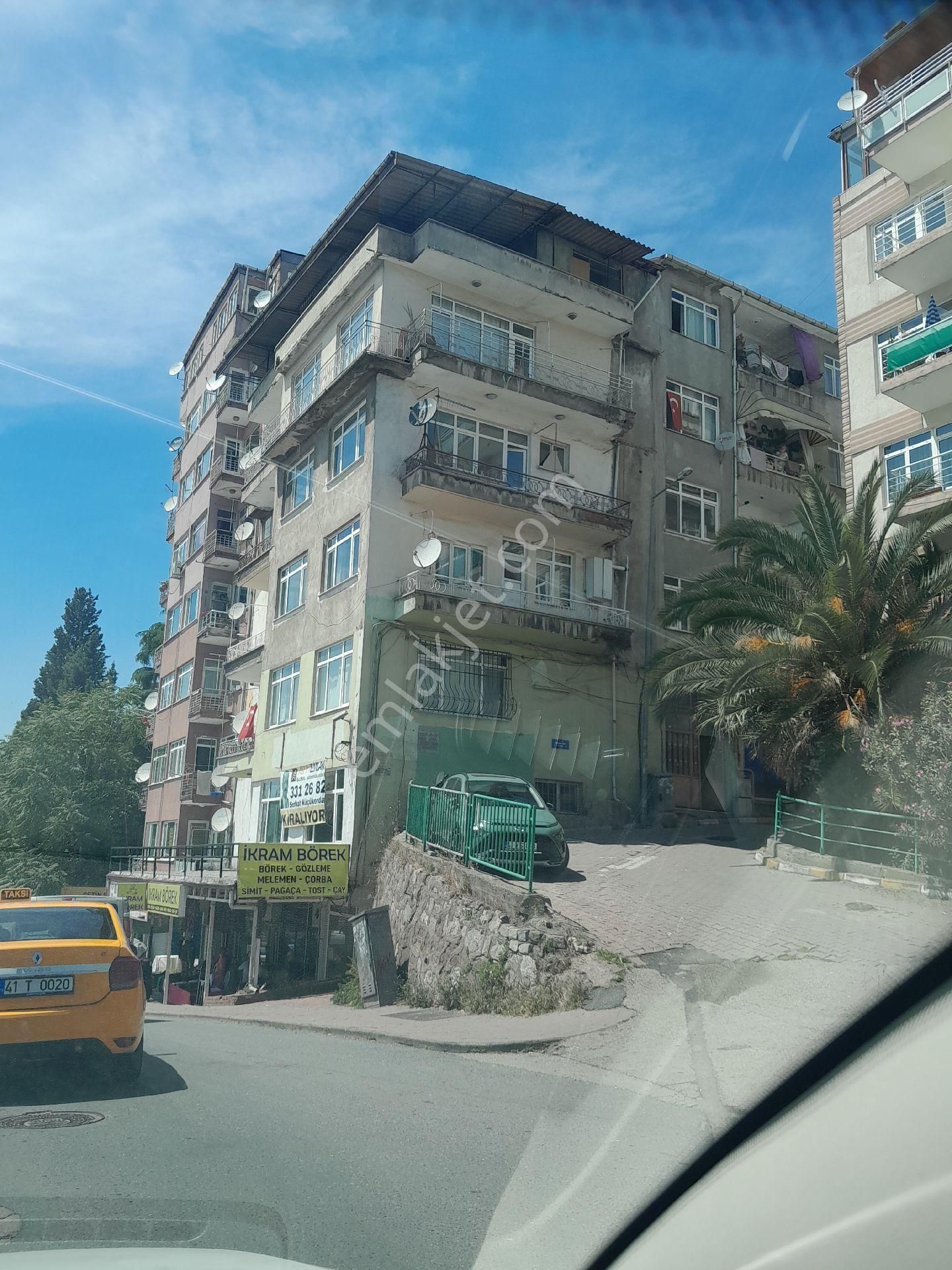 İzmit Kozluk Mahallesi İnönü Caddesi Pazar Pazarının Kurtulduğu Caddede 2+1 Satılık Daire