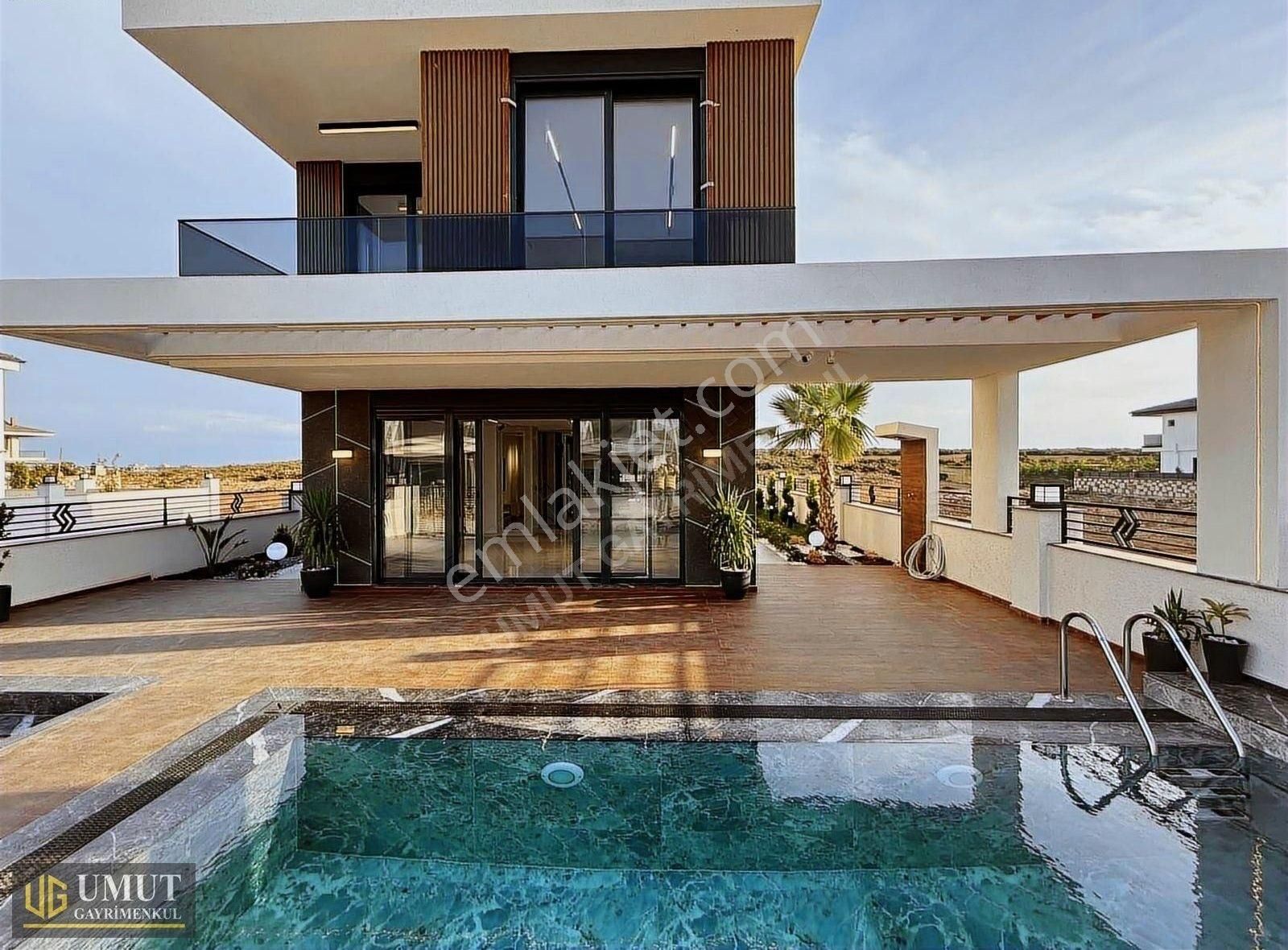Didim'de Tam Müstakil Havuzlu Çok Şık Villa