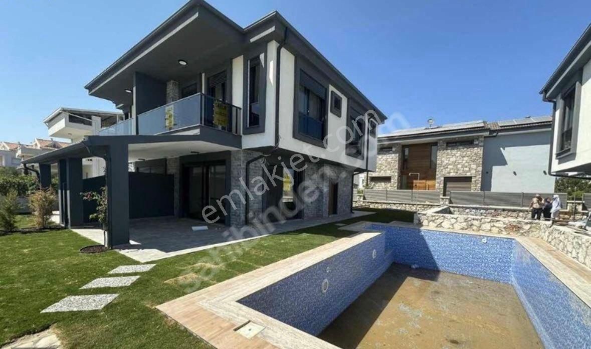 Karaburun Mordoğan Denize Sıfır Satılık Villa Mordoğan Yat Limanında Denize 50mt 3+1 Havuzlu Satılık Villa