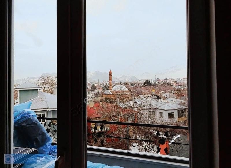 Tuşba Abdurrahman Gazi Satılık Daire İskele Yolunda 180 M2 3.kat Lüx 4+1 Daire