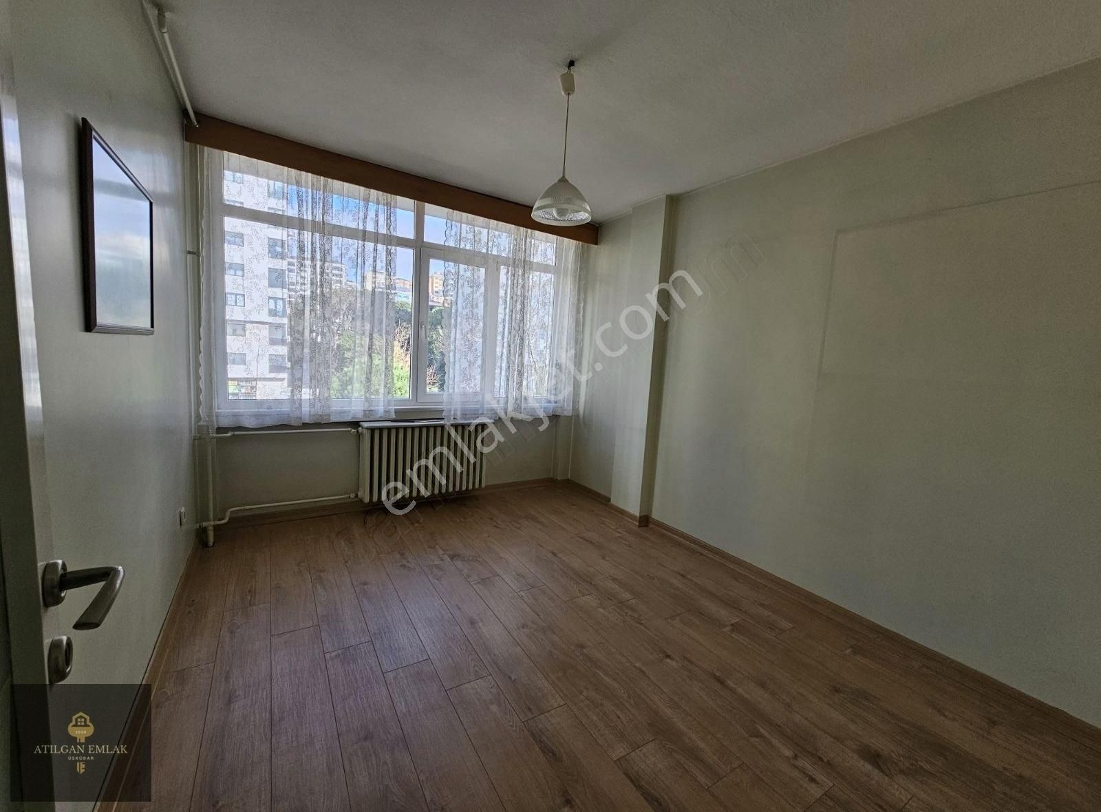 Kadıköy Caddebostan Kiralık Daire Caddebostan'da Sahile 3.bina Yeşillikler İçinde Geniş Daire