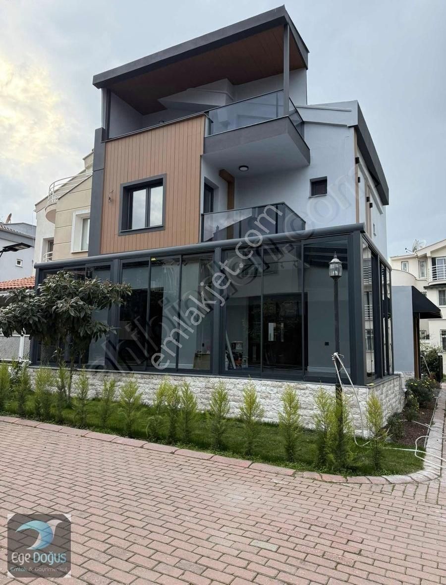 Yunusemre Güzelyurt Satılık Villa Manisa Güzelyurt Mah.site İçinde 4+1 Satılık Triplex