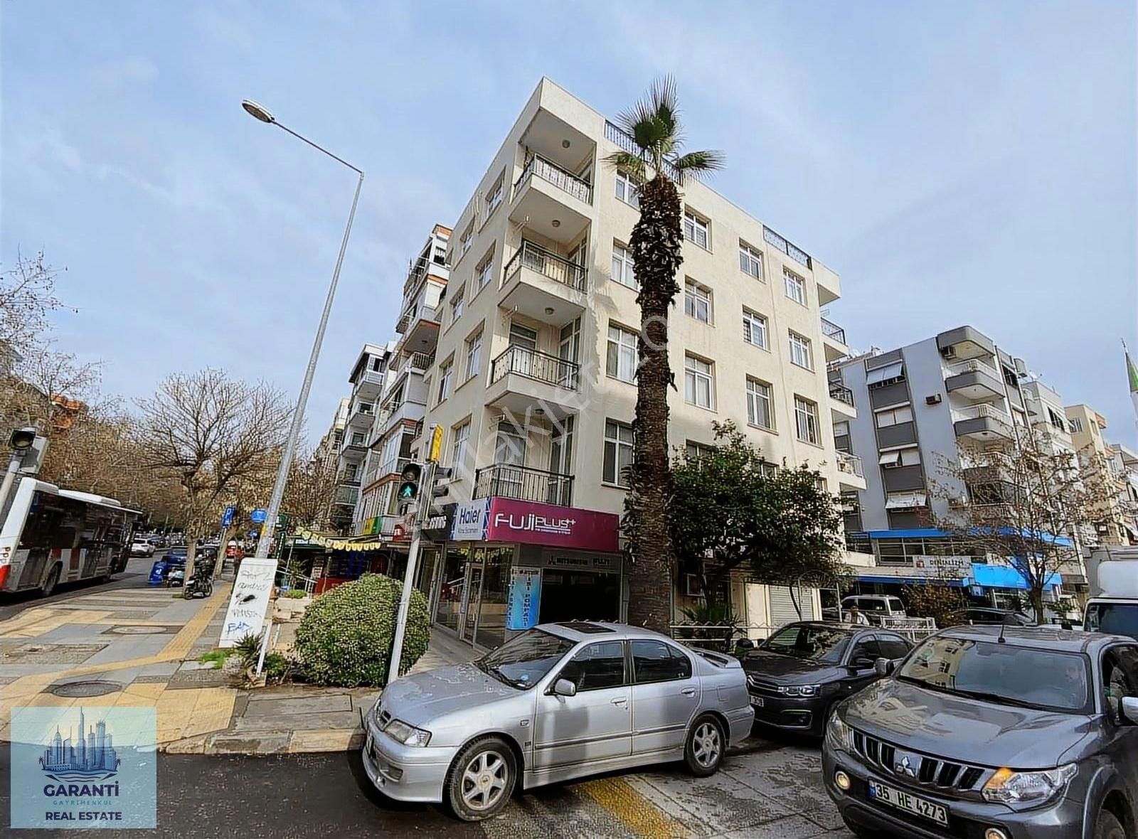 Karşıyaka Nergiz Satılık Daire Girne Bulvarı Cepheli Full Tadılatlı 2+1 Daire