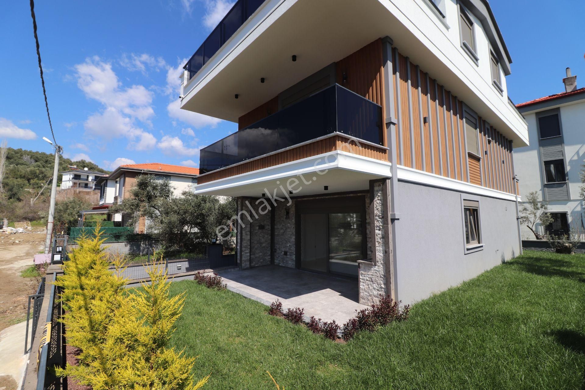 Edremit Altınoluk Satılık Villa Altınoluk Ta Sessiz Ve Huzurlu Konumda Deniz Manzaralı 5+1 Villa