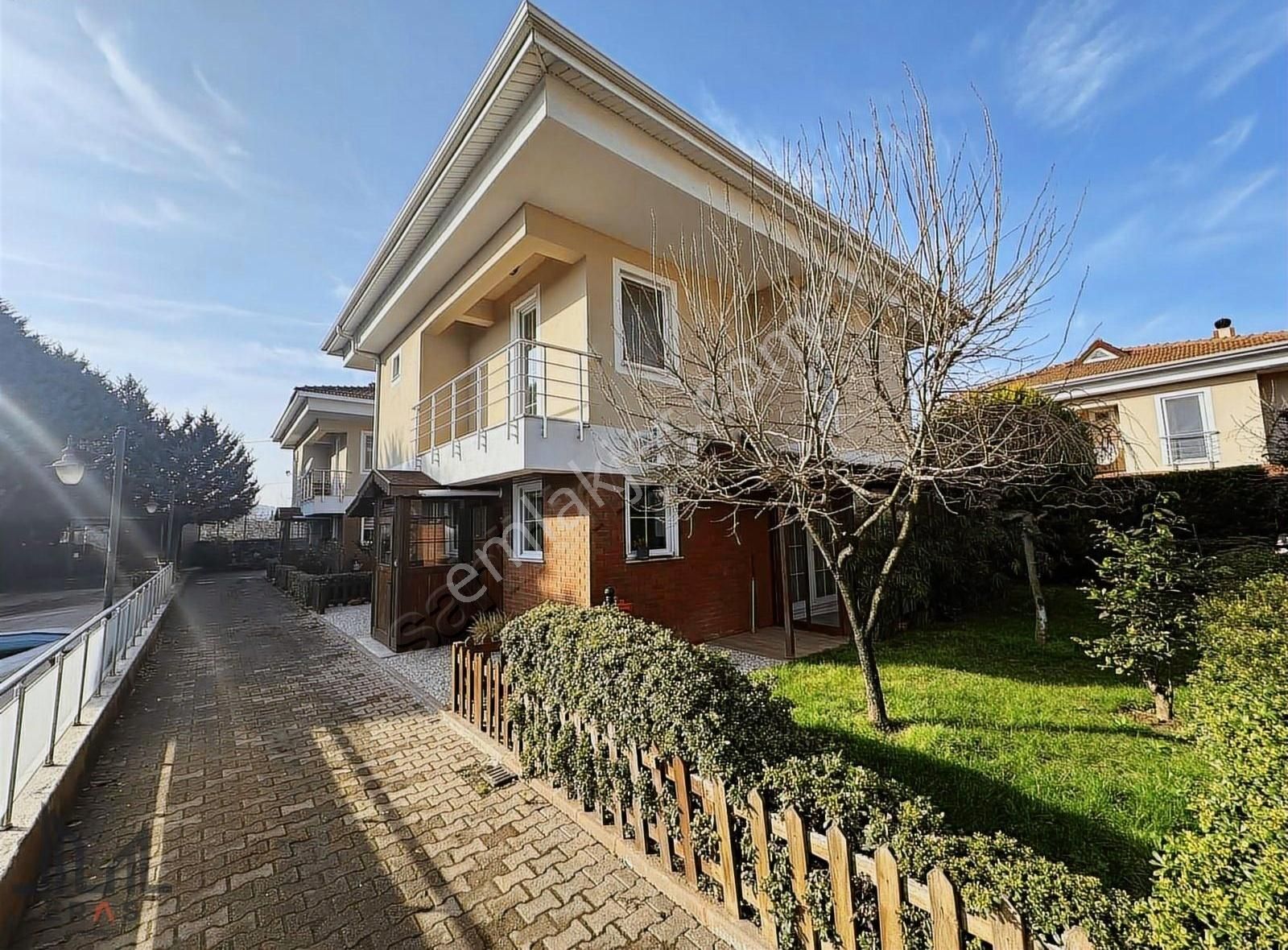 Şile Ahmetli Satılık Villa Eras Gayrimenkul'den Havuzlu Sitede Satılık 4+1 Villa