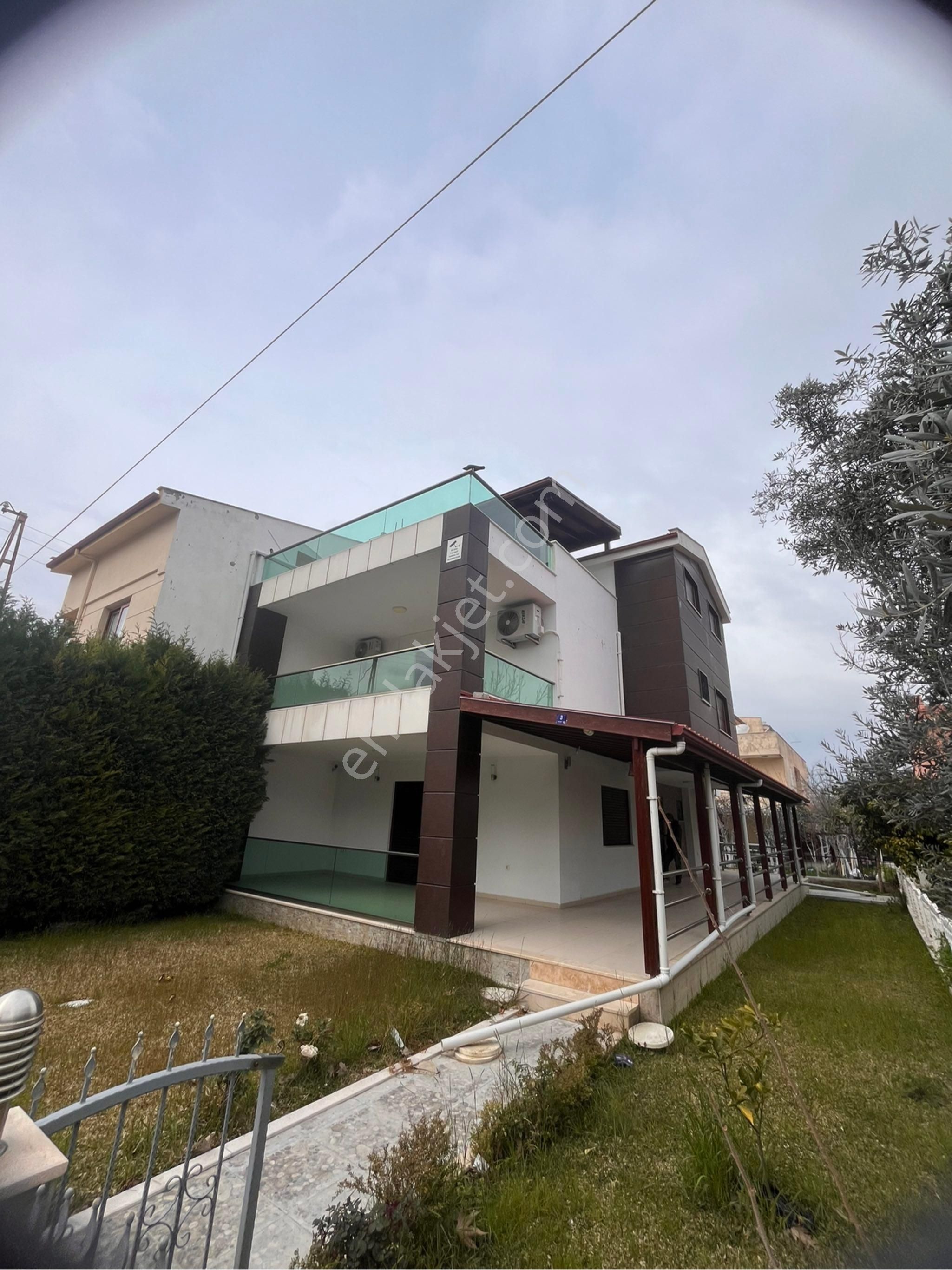 Kuşadası Davutlar Satılık Villa Kuşadası Davutlarda Köşe Konumlu Denize Sadece 400 Mt Mesafede Satılık Full Eşyalı 5+1 Villa