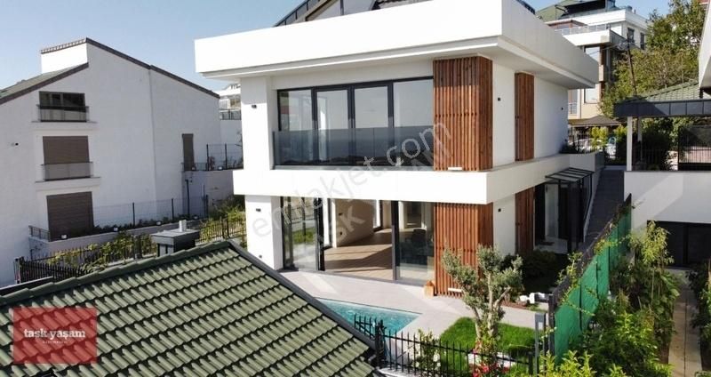 Büyükçekmece Fatih Satılık Villa Büyükçekmece'de Triplex Deniz Manzaralı Ultra Lüks Satılık Villa