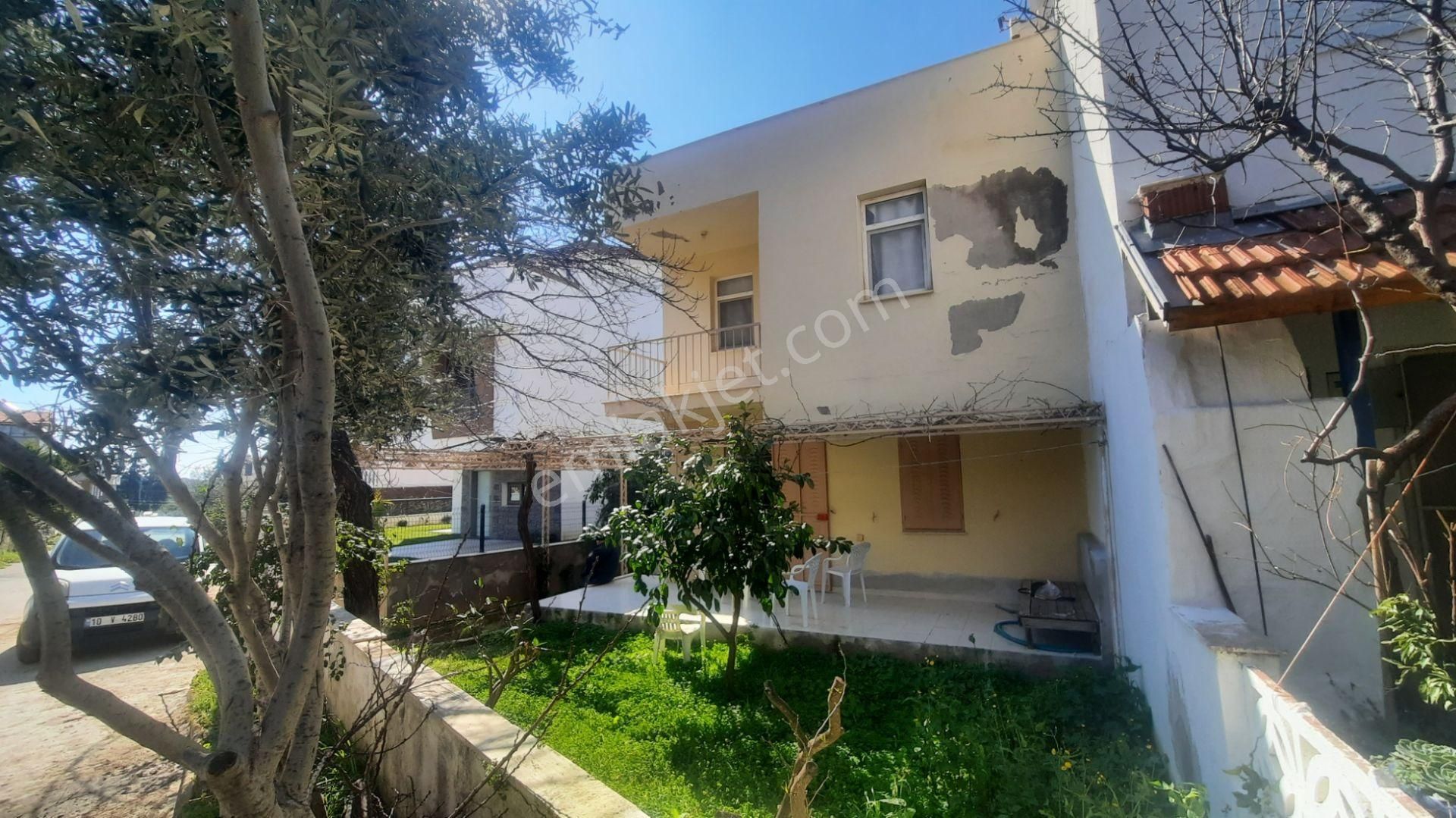 Menderes Orta Satılık Villa İzmir Menderes Özdere'de Satılık Orta Mah. 4+1 Tadilatsız Tripleks Villa