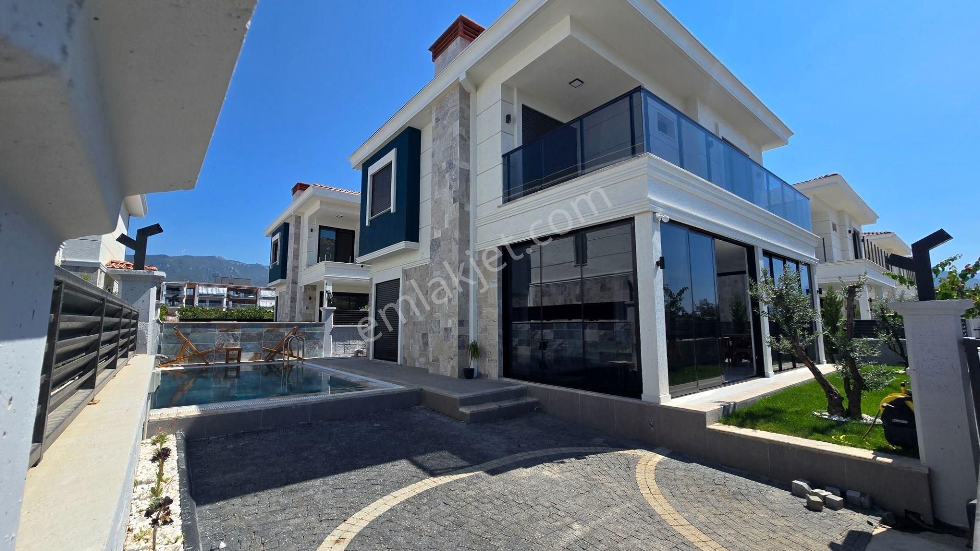 Kuşadası Davutlar'da Şeftali Bahçeleri İçinde Müstakil Villa